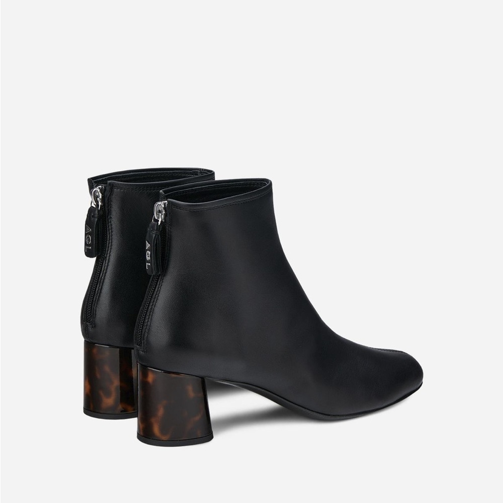AGL | Veta Precious
Leather ankle boot with heel / Size 39.5